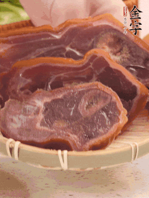 金字火腿蹄片溫水泡10分鐘。