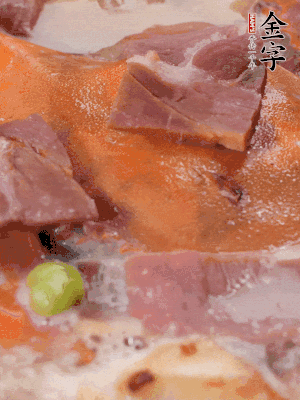 放適量料酒、清水煮到沸騰，再下蟹塊燜煮8分鐘。