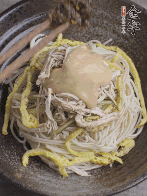 生抽1勺、醋1勺、芝麻醬1勺、金字火腿大師醬1勺。