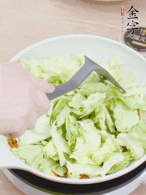下卷心菜翻炒。