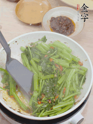 下空心菜炒軟。