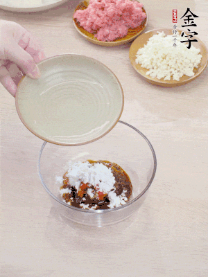 熱油起鍋，五花肉煸出油脂，表面微微發(fā)黃。