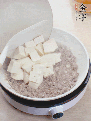蓋蓋燉煮20分鐘后，加腐皮，撒一點枸杞。