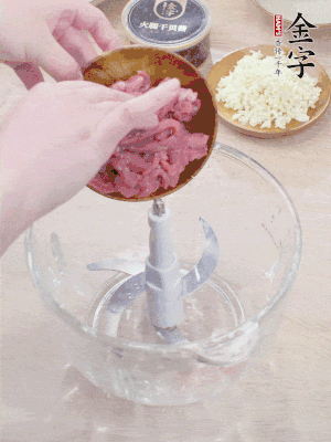牛肉攪成牛肉泥。