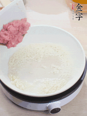 鍋內(nèi)熱油，蒜泥、牛肉泥炒至酥香。