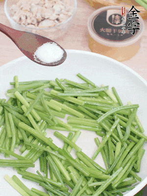 起鍋熱油，下韭菜苔炒至變色。加少許鹽。