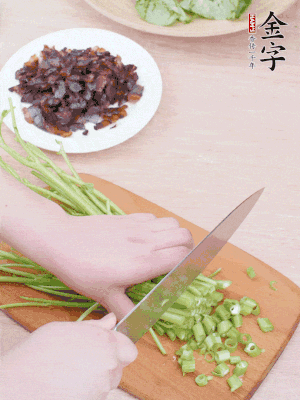 空心菜摘掉葉子，菜梗切成丁。