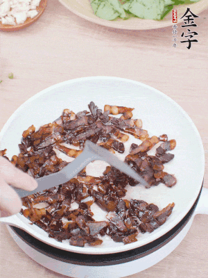 起鍋熱油，煸香醬油肉，撥拉到一邊。