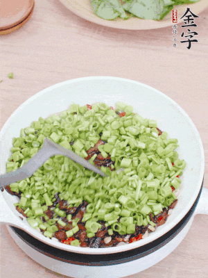下菜梗翻炒，混合醬油肉。
