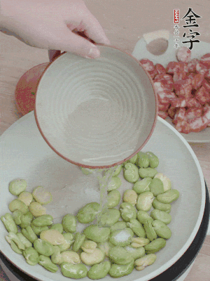 鍋中少油，下蠶豆略炒，加1/2勺鹽、一點(diǎn)糖、少許水炒勻。