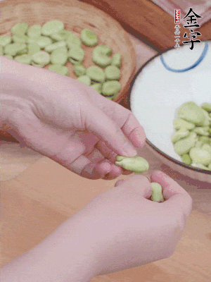 蠶豆剝殼，去掉豆衣，切碎。