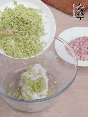 糯米粉邊揉邊加水，成團(tuán)后揉進(jìn)蠶豆、咸肉。