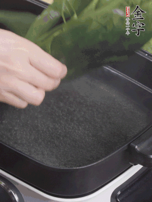 粽葉入沸水煮1分鐘，翻面再煮1分鐘，清洗干凈加水浸泡。