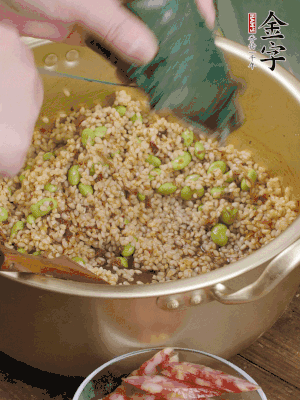再附一張粽子，一齊向后折疊，線繩捆綁。