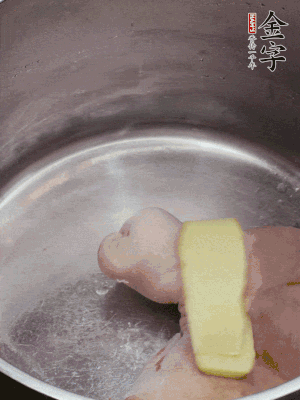 撈出洗凈后，加蔥姜、黃酒二遍焯水。