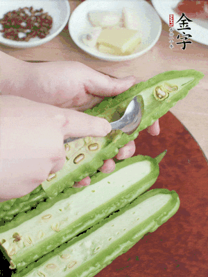 苦瓜去籽切薄片，一點(diǎn)鹽拌勻，10分鐘后沖洗控干。香蔥切蔥花、姜切末、蒜拍碎、干辣椒切圈。