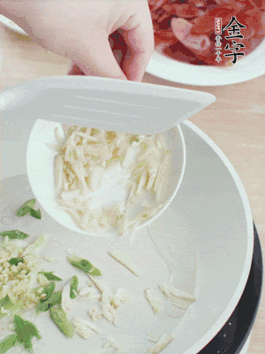 油4成熱，下蔥姜蒜、干辣椒、花椒煸出香味。