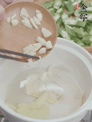砂煲熱油，姜蒜、辣椒煸香。
