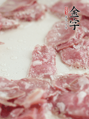 炒鍋熱油，下培根火腿煸炒。
