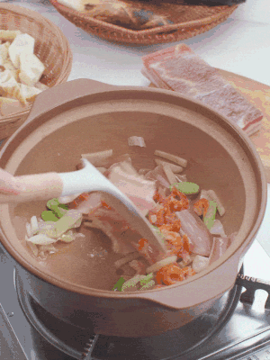 砂鍋中倒入油，放入姜片、蔥段、咸肉、海米炒出香味。