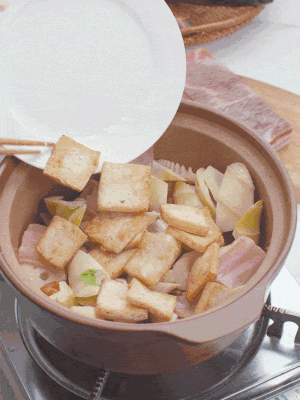 依次下春筍、豆腐，開水沒過食材。