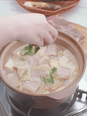 一小撮鹽、糖、雞精調(diào)味，最后撒點(diǎn)蒜葉點(diǎn)綴。