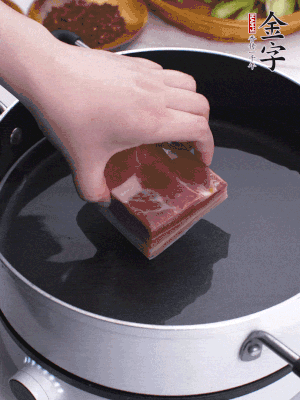 金字淡咸肉冷水入鍋煮15分鐘。
