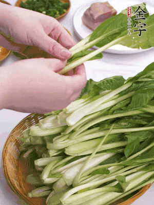 小青菜掰成一片片。