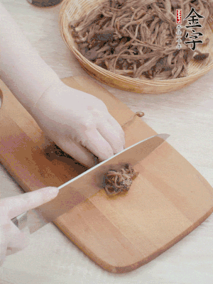 干茶樹菇浸泡過夜，去老根焯水，擠干水份。