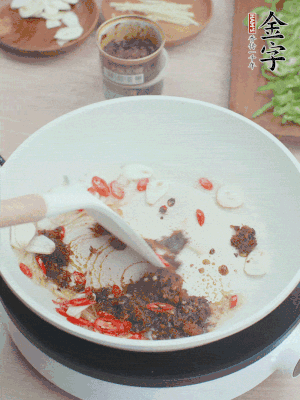熱鍋涼油，姜蒜、辣椒、金字火腿xo醬炒香。