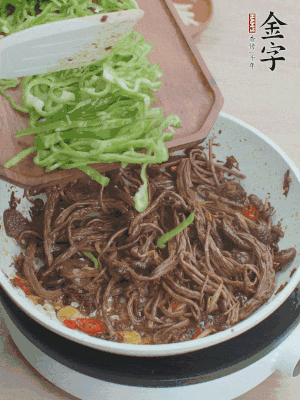 水分煸干，下青椒絲快炒1分鐘。