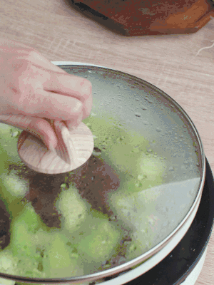 西葫蘆略出水時，加一小撮鹽調(diào)味。