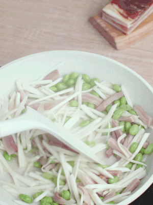 下茭白絲、青豆翻炒。
