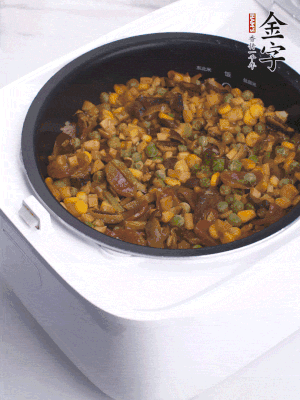 電飯煲按煮飯鍵，出鍋撒蔥花。