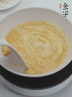 2個(gè)雞蛋炒散。