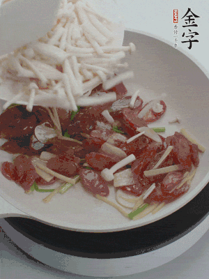 放白玉菇、青紅辣椒、雞蛋。