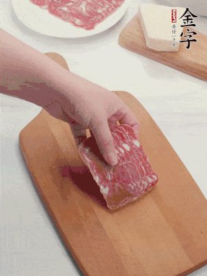 金字培根火腿改刀切小片；白洋蔥切??；新鮮豌豆剝殼。