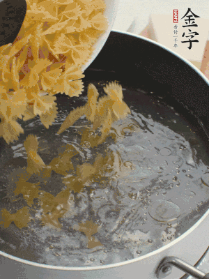 蝴蝶面加橄欖油煮熟；豌豆焯水30秒。