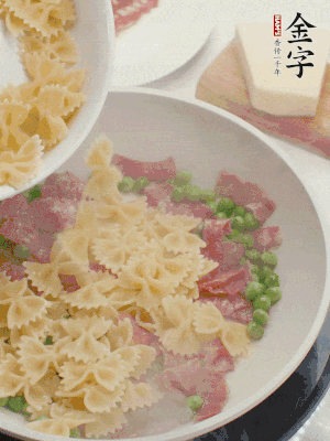 1小勺鹽調(diào)味，混合一起燉煮一下。