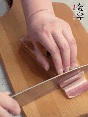 百合切去頭尾，分開洗凈;咸肉切薄片。