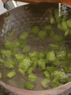 鍋中水沸，放一撮鹽，下蠶豆豆瓣焯3分鐘，下百合，3秒撈出，一起撈出瀝水。