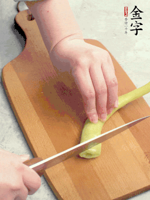 蔥切段，姜切絲，辣椒斜切成塊。