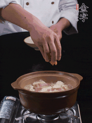 下蝦仁干，煮5分鐘。撒蒜葉，煮1分鐘。