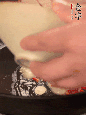 豬油潤鍋，下辣椒、大蒜、火腿片煸香。
