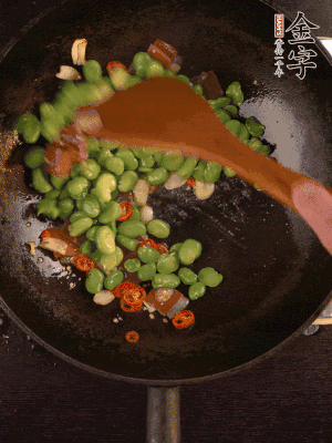 再下蠶豆煸炒，加1勺料酒調味。