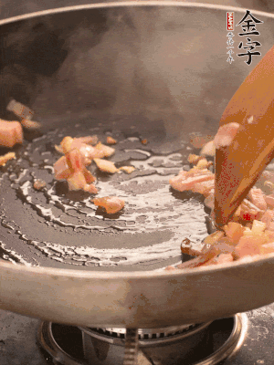 熱油爆香大蒜粒，煸香咸肉丁，淋一勺黃酒調(diào)味。