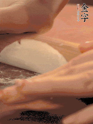 餃子皮邊緣搟薄，整體搟成1.5倍大小。