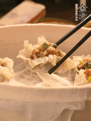 包好的燒賣放在蒸籠上，水開后蒸8分鐘左右。
