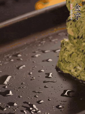 熱鍋擦一下油，下面糊攤平。