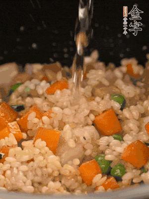 把食材轉(zhuǎn)移到電飯鍋中，倒入點(diǎn)清水，正常煮飯。